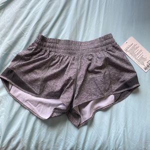 lululemon hotty hot shorts (sz 6, inseam 2.5”)